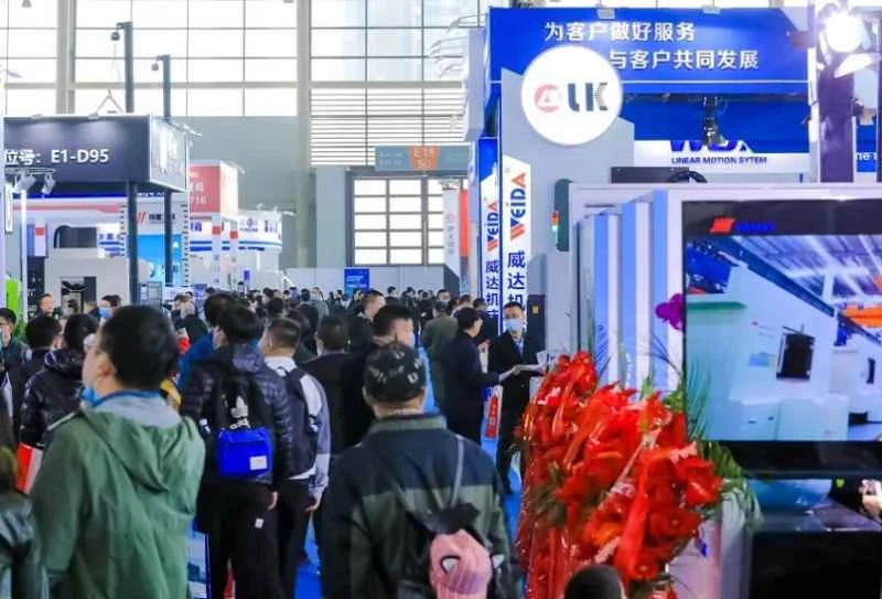 How can I obtain the program catalog of the Yantai Manufacturing Expo 2026?