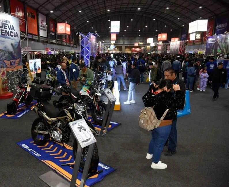 What exhibits will be featured at the 2027 Expo Moto AAP in Peru?